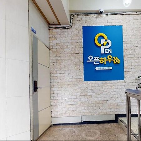 Open House Apgujeong-Rodeo ,Cony Hotel Сеул Екстериор снимка